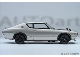 NISSAN SKYLINE 2000 GT-R (KPGC110) TUNED VERSION „CARBON BLACK BONNET“ silber AUTOart 1:18 Composite